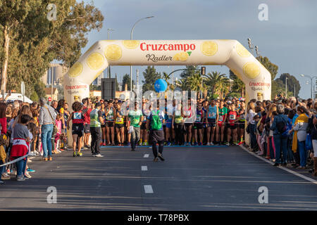 Huelva, Spanien - 5. Mai 2019: Läufern an den Start des Huelva solidarischen 10K laufen auf Mai 2019. Die ersten 10 K Rennen in Huelva gehalten Stockfoto