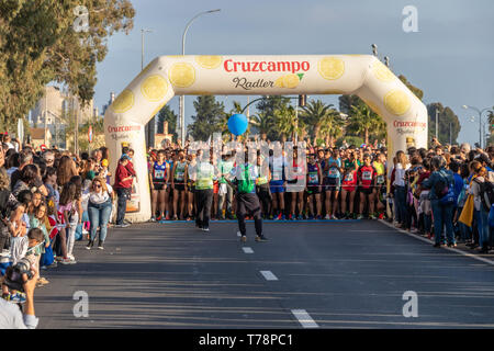 Huelva, Spanien - 5. Mai 2019: Läufern an den Start des Huelva solidarischen 10K laufen auf Mai 2019. Die ersten 10 K Rennen in Huelva gehalten Stockfoto