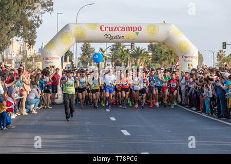 Huelva, Spanien - 5. Mai 2019: Läufern an den Start des Huelva solidarischen 10K laufen auf Mai 2019. Die ersten 10 K Rennen in Huelva gehalten Stockfoto