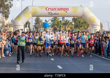 Huelva, Spanien - 5. Mai 2019: Läufern an den Start des Huelva solidarischen 10K laufen auf Mai 2019. Die ersten 10 K Rennen in Huelva gehalten Stockfoto