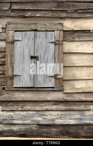 Verwittertes Holz Fenster und Sperren Stockfoto
