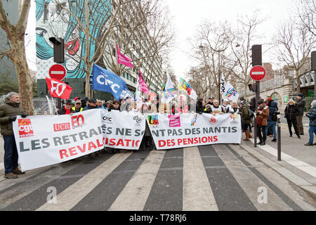 Tausende von Rentnern von der Place d'Italie und gegenüber dem Ministerium der Finanzen demonstriert. Credit: Vronique Phitoussi/Alamy Stock Foto Stockfoto