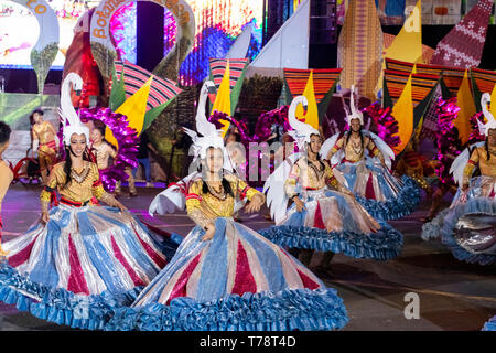 Street Dance Festival in Philippinen, bunten Kostümen und viele Tänzer konkurrieren für Preise Stockfoto