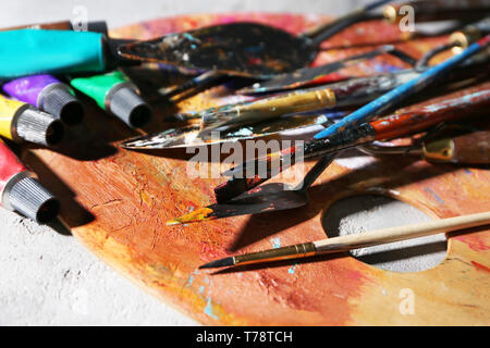 Netzteile des Malers auf Holzboden, Nahaufnahme Stockfoto