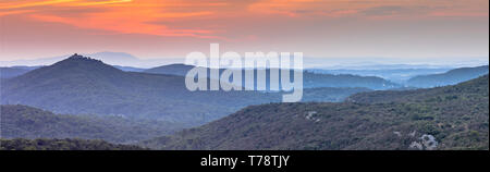 Hochauflösende Panorama von Orange Sonnenaufgang über Hügel der Cevennen in der Nähe von Monoblet, Royal, Südfrankreich. Stockfoto