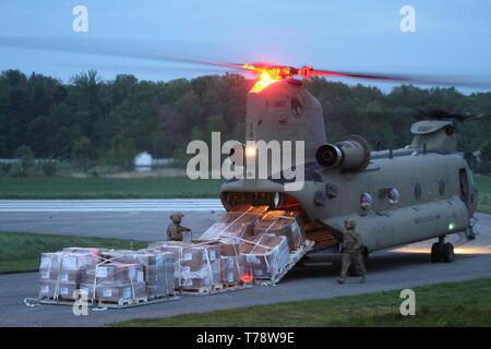 Soldaten, die in der Task Force Luftfahrt, Joint Task Force zivilen Unterstützung (JTFCS) entladen, eine Chinook Task Force als Teil der Übung Guardian Antwort auf Nachschub, in der Nähe von North Vernon, Ind., 3. Mai 2019. Wenn gerichtet, JTFCS bietet das Kommando und die Kontrolle der 5.200-person Verteidigung chemische biologische, radiologische nuklearen (CBRN) Response Force (DCRF) während eines katastrophalen Krise zur Unterstützung der zivilen Behörden und die Leitung der Föderalen Agentur. Lebendige Reaktion/Guardian Reaktion ist eine jährliche, kombinierte Post Befehl Übung und Training, überprüft die Fähigkeit der DCRF Kräfte zu con Stockfoto