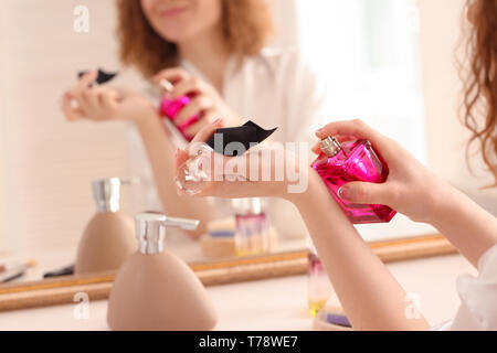 Schöne Frau Parfüm für Morgen zu Hause Stockfoto