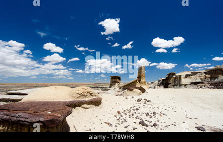 Panorama rock Wüste Landschaft im Norden von New Mexico im/Bisti De-Na-Zin Wilderness Area mit Verwaschen hoodoo Felsformationen unter einem blauen Himmel Stockfoto