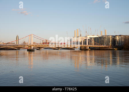 Chelsea Brücke über den Fluss Themse in London, England Stockfoto