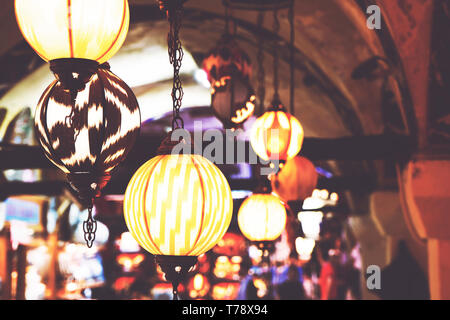 Bunte Lampen am Großen Basar in Istanbul hängen. Stockfoto