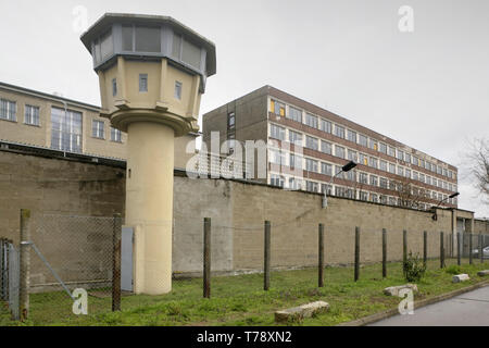 Wachtturm und Außenwand der Stasi HQ Hohenschonhausen Gebäude komplex, Berlin, Deutschland. Stockfoto