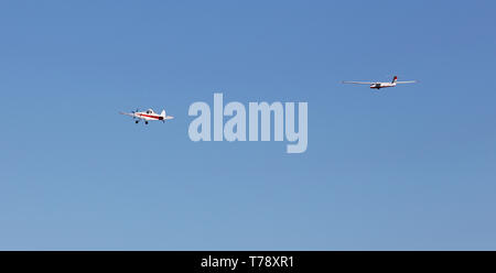 Gnesta, Schweden - 20 September 2015: Ein Flugzeug Piper PA -25-235 Pawnee abschleppen ein Segelflugzeug, Pilatus B4-PC11 gegen ein strahlend blauer Himmel. Stockfoto