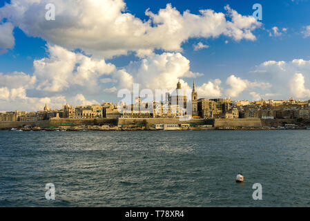 Klassische Postkarte Blick auf die Basilika Unserer Lieben Frau vom Berg Karmel und St Paul's Pro-Cathedral. Valletta, Malta. Himmel mit wunderschönen Wolken, Sonnenschein Stockfoto