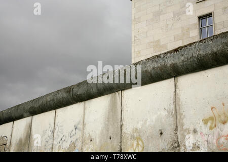 Das Detlev-Rohwedder-Haus (ehemalige RLM/NS-Luft Ministerium Gebäude in WW2) hinter die Mauer in Berlin, Berlin, Deutschland. Stockfoto