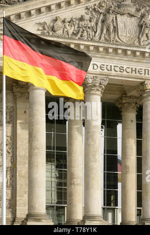 Deutsche Flagge neben den restaurierten Reichstag, Berlin, Deutschland fliegen. Stockfoto