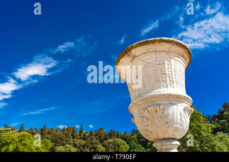 Statue von Vase von Les Jardins De La Fontaine in Nimes, Frankreich Stockfoto