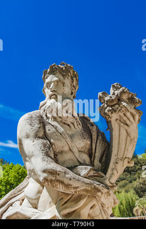 Statue der Gottheit Holding ein Füllhorn von Les Jardins De La Fontaine in Nimes, Frankreich Stockfoto