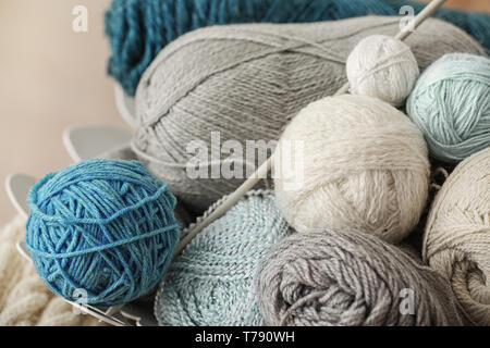 Stricken Threads mit Nadeln Stockfoto