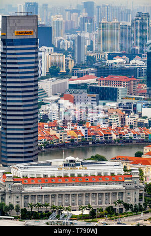 Eine Luftaufnahme des Fullerton Hotel, Boat Quay und die Skyline von Singapur, Singapur, Südostasien Stockfoto