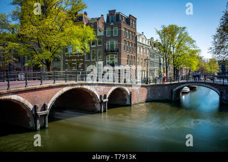 Vier berühmten Brücken über der Keizersgracht und der Prinsengracht in Amsterdam, Holland Stockfoto