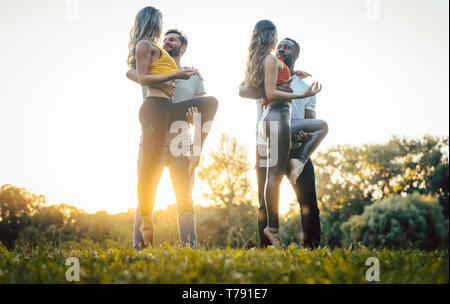 Zwei Paare tanzen Kizomba bei Sonnenuntergang in einem Park Stockfoto