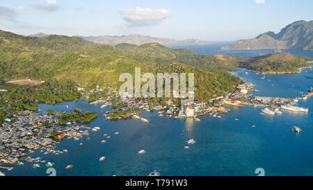 Luftaufnahme Coron Town mit Pier und Boote auf Busuanga Island. Marine mit Bergen. Philippinen, Palawan Stockfoto