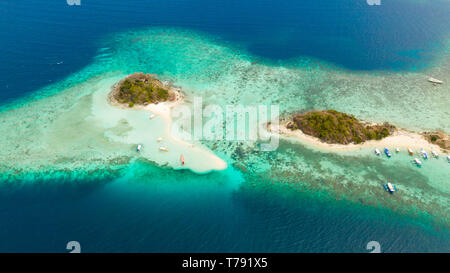 Kleine torpic Insel mit weißem Sandstrand, Ansicht von oben. Inseln Bulog Dos. Touristische Routen Philippinen. Stockfoto