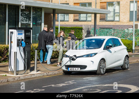 Elektroauto gesteckt Evolt Point in Cambridge, England, UK. Stockfoto