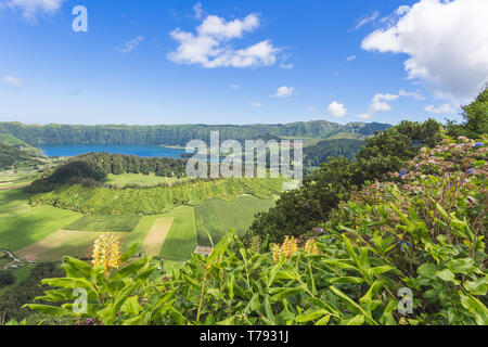 Lagoa das Sete Cidades ist ein Zwilling auf dem Kratersee des schlafenden Vulkan auf der portugiesischen Inselgruppe der Azoren liegt Stockfoto