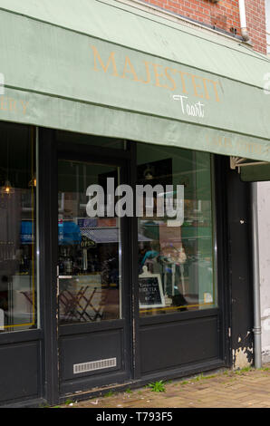 Boutique Bäckerei 'Majesteit Taart' in Amsterdam, Niederlande. Kaffee, Kuchen, Süßigkeiten und Tee. Außenansicht der Fenster des Cafe. Stockfoto