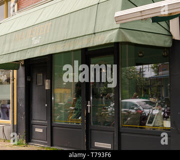 Boutique Bäckerei 'Majesteit Taart' in Amsterdam, Niederlande. Kaffee, Kuchen, Süßigkeiten und Tee. Außenansicht der Fenster des Cafe. Stockfoto