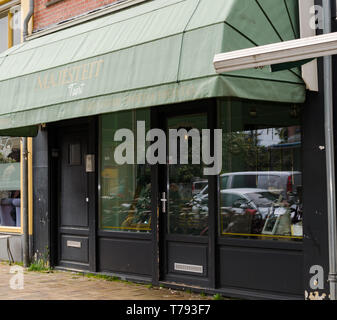 Boutique Bäckerei 'Majesteit Taart' in Amsterdam, Niederlande. Kaffee, Kuchen, Süßigkeiten und Tee. Außenansicht der Fenster des Cafe. Stockfoto