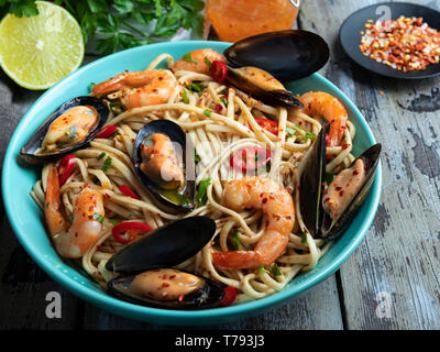 Kochen nudeln Nudeln mit Garnelen und Muscheln, Gewürz, auf der Platte. Nahaufnahme. Stockfoto