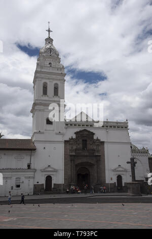 Aus dem Jahre 1580 gebaut und vollendet um 1650 das Kloster Santo Domingo, ist eines der eindrucksvollsten kolonialen Stil Kirchen in Quito, Ecuador. Stockfoto