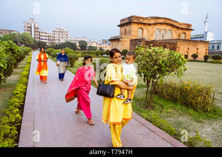 Dhaka, Bangladesch: Die Besucher vorbei an den Hamam und Aula an der Gärten der Lalbagh Fort, 1678 AD von Prince Mohammad Azam gebaut, Sohn Stockfoto