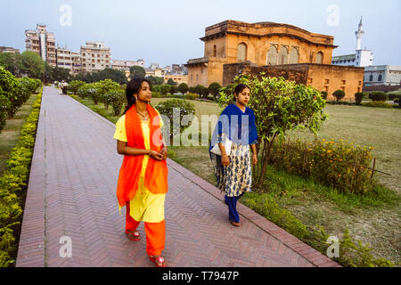 Dhaka, Bangladesch: Zwei Frauen vorbei an den Hamam und Aula an der Gärten der Lalbagh Fort, 1678 AD von Prince Mohammad Azam gebaut, Sohn Stockfoto