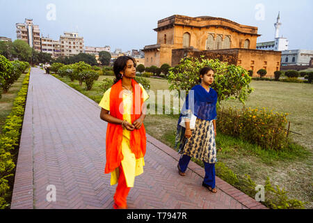 Dhaka, Bangladesch: Zwei Frauen vorbei an den Hamam und Aula an der Gärten der Lalbagh Fort, 1678 AD von Prince Mohammad Azam gebaut, Sohn Stockfoto