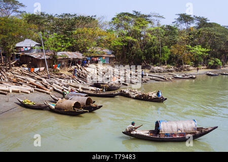 Sundarbans, Khulna Division, Bangladesch: Kleine Boote an einem Holzhandel River Station in den Sundarbans, der größte Mangrovenwald der Welt. Stockfoto