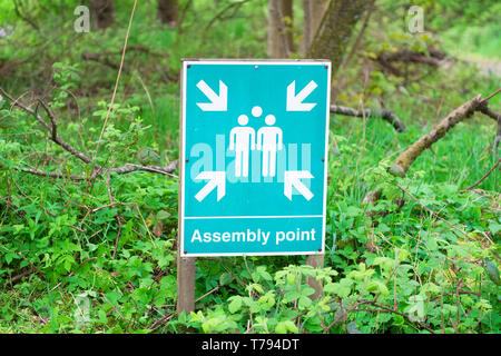 Sammelplatz im Brandfall Schild in ländlichen landschaft wald natur finden Stockfoto