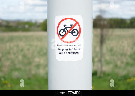 Fahrräder Links hier unterzeichnen Warnung für Radfahrer entfernt werden Stockfoto