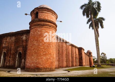 Bagerhat Sadar, Khulna Division, Bangladesch: 60 Kuppel Moschee oder spricht Gunbad Masjid in der Moschee Stadt Bagerhat, aus dem 15. Jahrhundert früher verloren ci Stockfoto