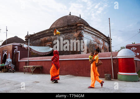 Bagerhat Sadar, Khulna Division, Bangladesch: Zwei Frauen am Grab Komplex von Khan Jahan Ali, Gründer im 15. Jahrhundert der Moschee Stadt o Stockfoto