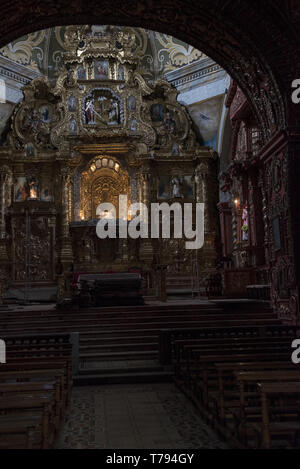 Aus dem Jahre 1580 gebaut und vollendet um 1650 das Kloster Santo Domingo, ist eines der eindrucksvollsten kolonialen Stil Kirchen in Quito, Ecuador. Stockfoto