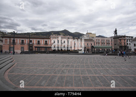 Plaza de Santo Domingo vor Santo Domingo Kloster und Kirche in Quito. Stockfoto