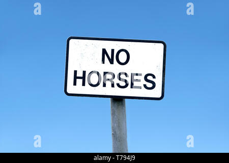 Horse Pony reiten Vorsicht Warnschild Straße tierische Mitfahrer Trekking auf dem Weg Landstraße Unfallgefahr Reitzentrum in der Nähe der ländlichen Landschaft Stockfoto