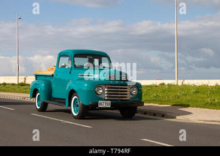 1949 40s 3900cc Blue American LCV Ford Benzinkraftwagen auf der Cleveleys Spring Car Show in Jubilee Gardens. Ein neuer Standort für USA Oldtimer, Veteran, Retro Sammlerstück, restauriert, geschätzte alte Timer, Heritage Event, Oldtimer, Automobilausstellung der Blackpool Vehicle Preservation Group (BVPG). Blue Ford Truck auf der Cleveleys Spring Car Show in Jubilee Gardens 2019. Eine neue Location für ausländische Oldtimer, Veteranen, Retro-Sammlerstücke, restaurierte, geschätzte Oldtimer, Heritage Event, Oldtimer, Automobilausstellung der Blackpool Vehicle Preservation Group (BVPG). Stockfoto