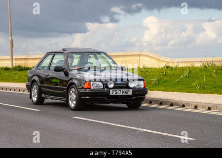 1989 80s 80er Jahre schwarzer Ford Escort RS Turbo auf der Cleveleys Spring Car Show an Einem neuen Standort für Oldtimer, Veteran, Retro Sammlerstück, restauriert, geschätzte alte Timer, Heritage Event, Oldtimer, Automobilausstellung der Blackpool Vehicle Preservation Group (BVPG). Stockfoto