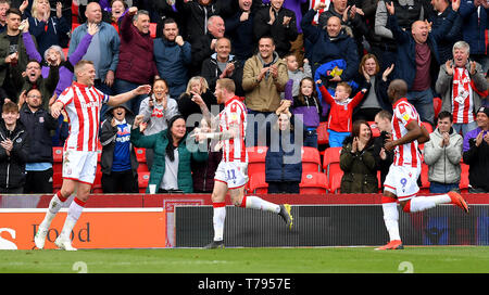 Stoke City Ryan Shawcross feiert zweiten Ziel seiner Seite des Spiels zählen während der Himmel Wette Championship match bei der bet365-Stadion, schüren. Stockfoto