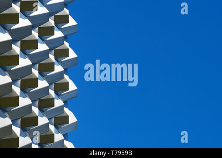 Dachkonstruktion gegen den klaren blauen Himmel an einem sonnigen Tag gesehen. Stockfoto