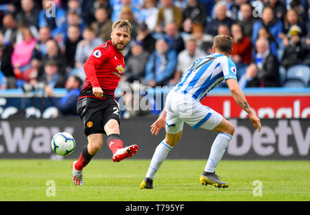 Von Manchester United Lukas Shaw (links) und Huddersfield Town Erik Durm Kampf um den Ball während der Premier League Match am John Smith's Stadion, Huddersfield. Stockfoto